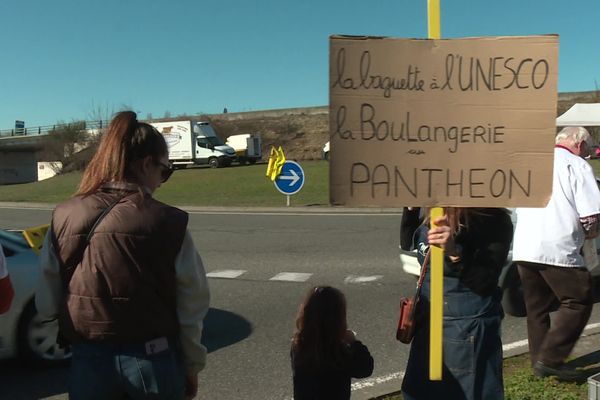 A Auch, les boulangers se mobilisent sur le rond-point des Justes contre le prix de l'énergie.