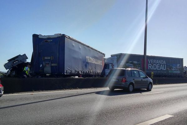 Trois poids lourds et une voiture sont impliqués. un blessé léger est à déplorer