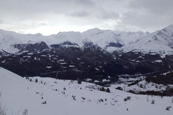 Les chutes de neige précoces font le bonheur de certaines stations de ski dans les Pyrénées.