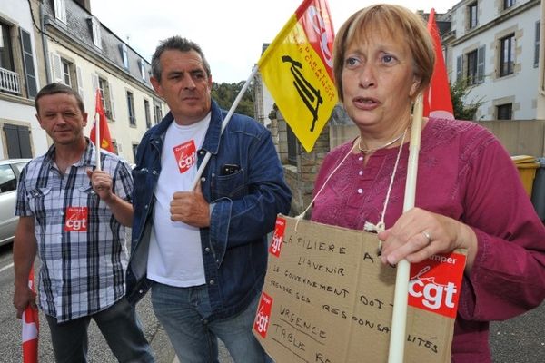 Les salariés de Doux devant le tribunal de commerce de Quimper, lundi 10  septembre