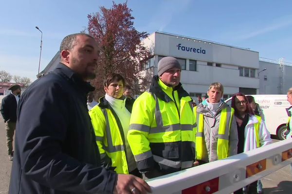 Grève devant les usines de Siedoubs Faurecia à Etupes et Montbéliard.