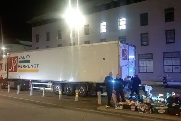 Nîmes - un camion transportant des fruits et légumes espagnols vidé sur le périphérique par des agriculteurs en colère - 18 novembre 2024.