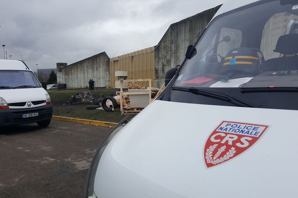 Vendredi 26 janvier 2018 : 12e jour de blocage du centre pénitentiaire Moulins-Yzeure, dans l'Allier.