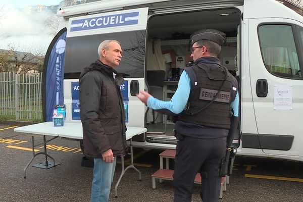 Depuis début novembre, la gendarmerie de Savoie vient à la rencontre des habitants des communes rurales avec son "gendtruck", un bureau mobile. Un moyen d’y déployer un véritable service public de proximité.