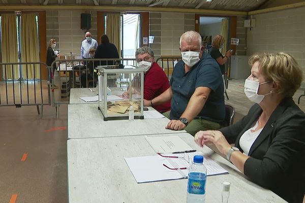 Jour de vote à Grignan (Drôme), pour un référendum local qui doit trancher ente la sauvegarde de 8 ha de forêts, ou l'installation d'un parc de panneaux photovoltaïque.