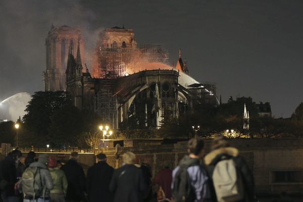 Alors que la cathédrale Notre Dame de Paris était en proie aux flammes dans la nuit de ce lundi 15 avril, le diocèse de Lyon appelait à la prière. 