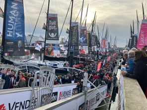 La foule des grands jours sur les pontons à J-2 du départ du Vendée Globe 2024