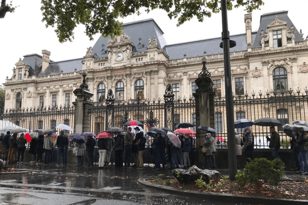 Sous la pluie, les grands électeurs se sont rendus dans les préfectures pour déposer leur bulletin dans l'urne. ici, à Lyon, en fin de matinée