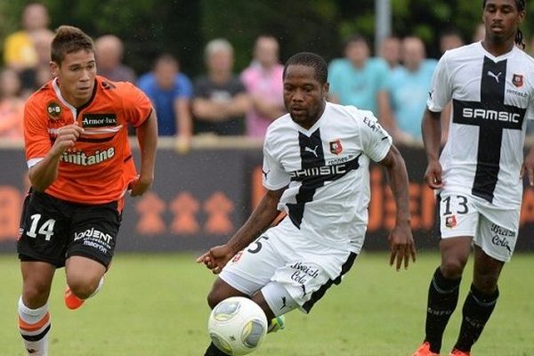 Le défenseur lorientais Raphael Guerreiro à la lutte avec le rennais Jean Makoun pendant le match amical à Pontivy