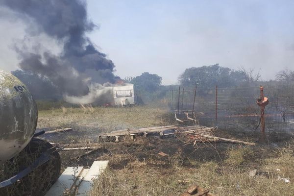 Le feu de végétation s'est propagé à des détritus avant de toucher une caravane et une remorque.