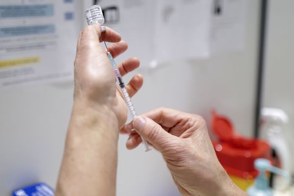 La Haute Autorité de santé (HAS) recommande de "lever l'obligation de vaccination" des soignants.