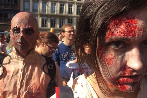 Déguisés en Zombies pour s'amuser et faire peur (un peu), place Kléber, ce samedi à Strasbourg