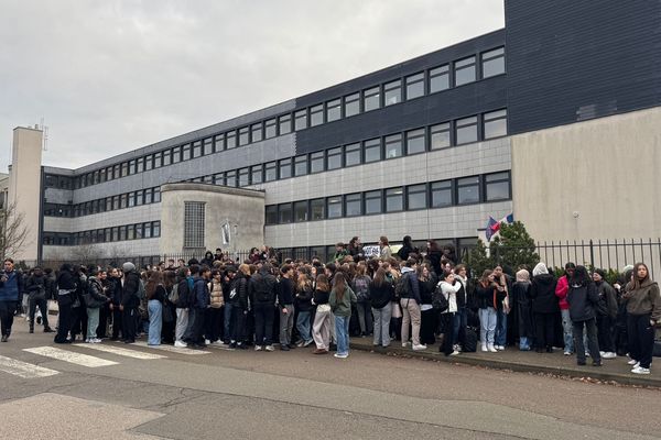 Manifestation et blocage devant le lycée Stéphen-Liégeard de Brochon ce 3 décembre