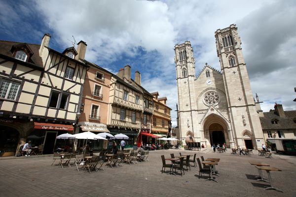 Place du marché et cathédrale Saint-Vincent, Chalon-sur-Saône