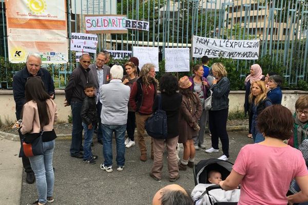 Une cinquantaine de personnes se sont réunies devant la préfecture de Haute-Corse pour dénoncer l'expulsion du père de famille algérien, à Bastia, le 9 mai 2016.