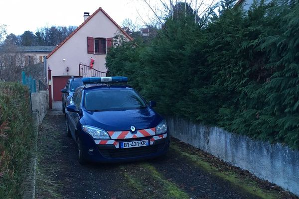 Une femme de 49 ans est décédée à son domicile de Durtol dans le Puy-de-Dôme, après avoir reçu des coups de couteau. Principal suspect, son mari a été mis examen pour "meurtre par conjoint".