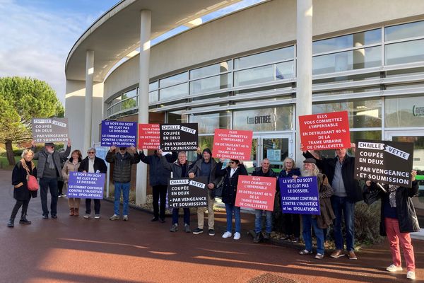 Manifestation des Plumés de Chaillevette lors du vote du SCOT de Royan Atlantique