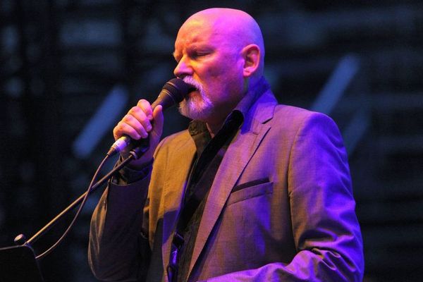 Brendan Perry en concert aux arènes de Nimes en 2013 avec son groupe Dead can dance 