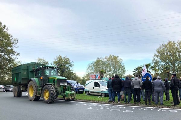 Les agriculteurs ont distribué des tracts ce mardi à Rochefort.