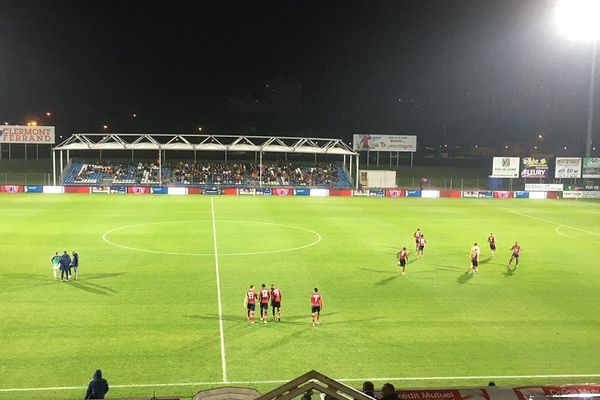 Le stade Montpied n'arrive pas à faire le plein pour les rencontres du Clermont Foot qui a pourtant gagné trois buts à deux sa rencontre contre Bourg-en-Bresse, vendredi 2 octobre 2015.