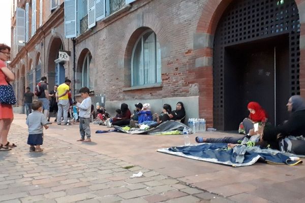 Les familles de réfugiés syriens ont tenté de s'installer sur la place du Capitole puis devant la préfecture