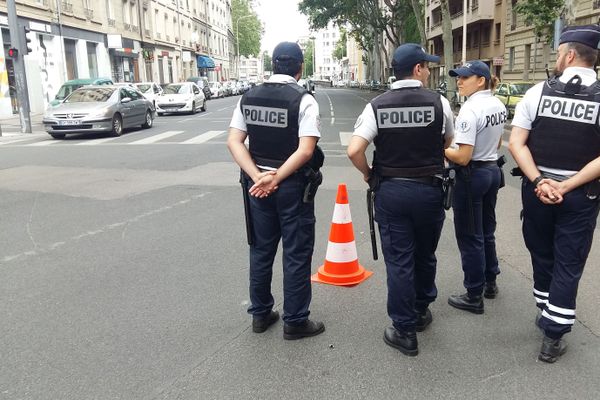 Il refuse d'obtempérer, prend la fuite, percute la voiture de police, et finalement tombe d'un échafaudage dans sa fuite.