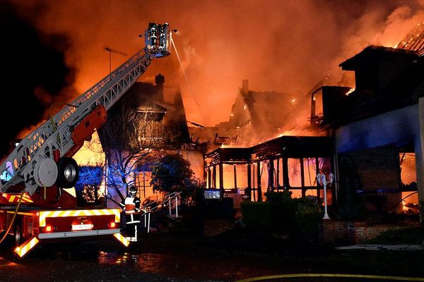 L'Auberge du Rond d'Orléans, ravagée par les flammes, lundi 14 décembre.