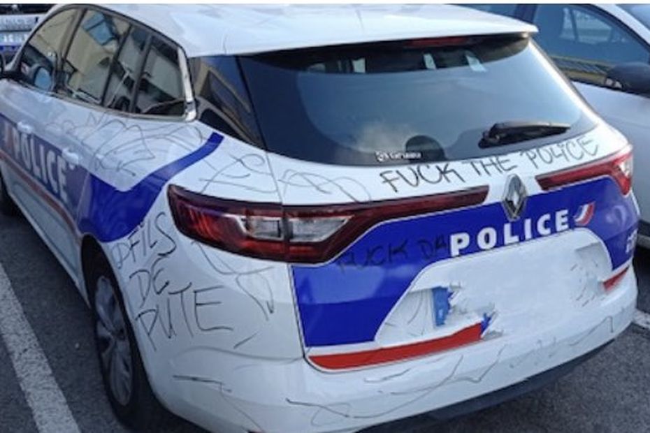 police car and fire engine covered in insult tags by drunk teacher