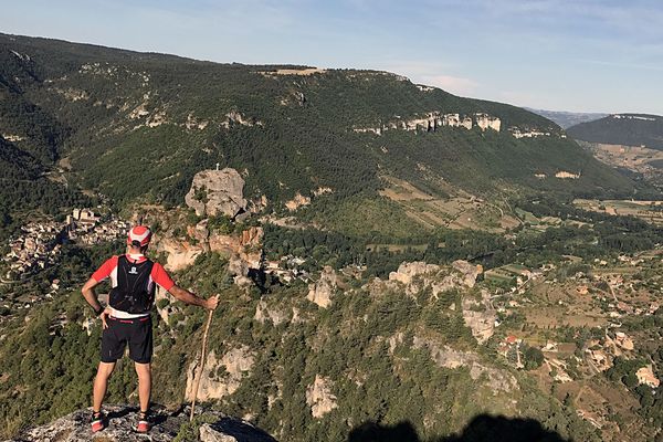 Denis Clerc, alias Zinzin reporter en randonnée sur le Causse Méjean dans le Parc National des Cévènnes en Lozère.