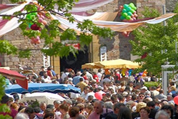 La fête des crus du beaujolais : un des temps forts du Vin'Estival pour découvrir le Mâconnais (Bourgogne du Sud) les 25, 26 et 27 avril 2014.