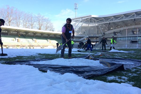 Déneigement du terrain de l'Usal au Palais des Sports de Beaublanc