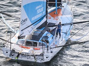 Thomas Ruyant sur son Imoca "Vulnerable", le dimanche 10 novembre 2024, lors du départ du Vendée Globe 2024.