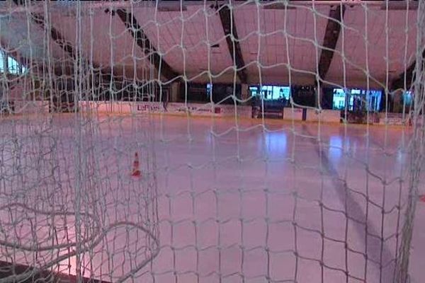 Les filets posés tout autour de la patinoire de Dunkerque. 