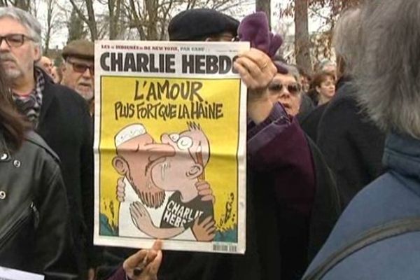 Des dessinateurs en deuil à Limoges le 8 janvier 2015 après l'attentat contre Charlie Hebdo