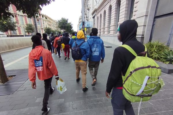 Un groupe d'une trentaine de mineurs présumés, guinéens et ivoiriens principalement, en route pour le siège du Département des Alpes-Maritimes pour demander ce 1er septembre leur prise en charge par l'aide sociale à l'enfance.