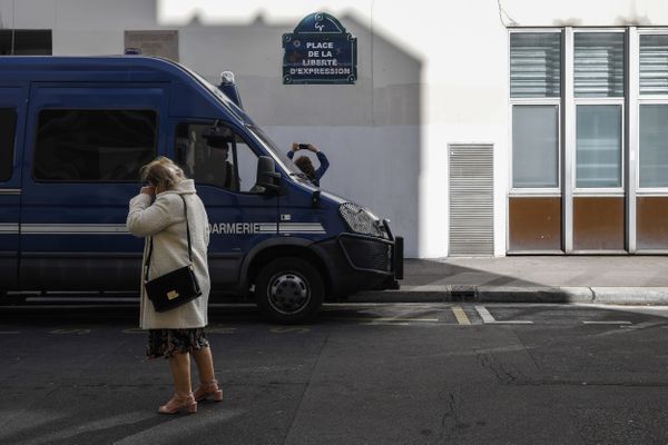 Devant les anciens locaux de Charlie hebdo, le 26 septembre 2020, les forces de l'ordre montent la garde.