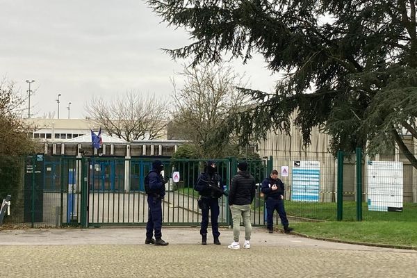 Des policiers devant le lycée Descartes, à Rennes, ce 18 décembre 2023