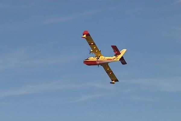 Les canadair entrent en action. Illustration