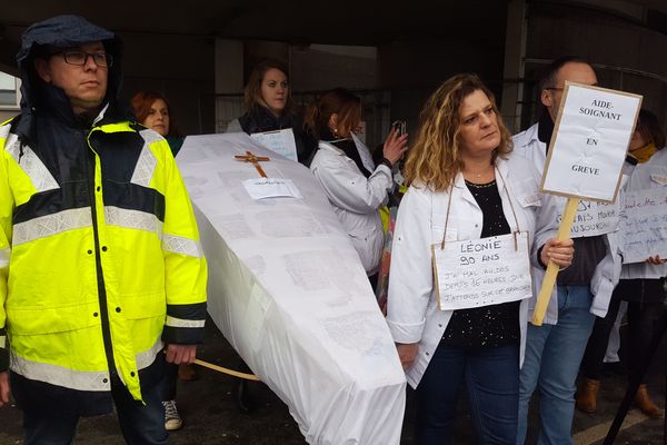 Le personnel de l'hôpital de Saint-Malo en grève