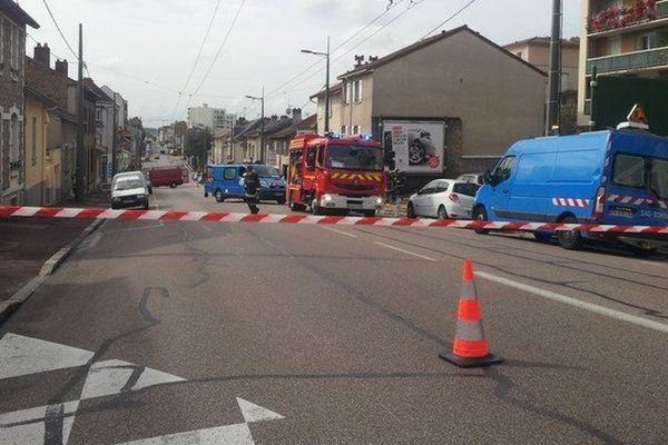 L'avenue du général Leclerc, à hauteur du carrefour des Arcades, fermée à la circulation dans les deux sens suite à une fuite de gaz le 30 septembre 2014