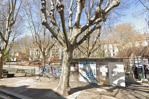 Les coups de feu se sont produits sur la place Saint-Bruno, quartier proche du centre-ville de Grenoble connu pour être l'un des principaux points de trafic de drogue.