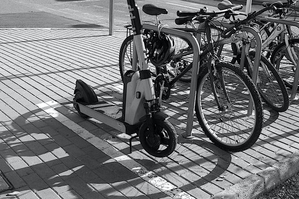 Une trottinette électrique et des vélos - Photo d'illustration