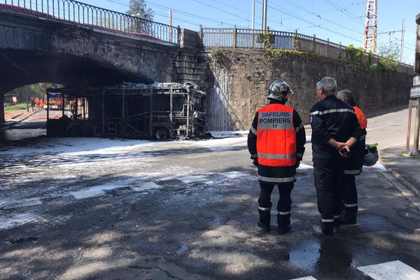 Un bus de ville électrique prend feu sous le pont Riquet de Carcassonne ce 29 avril 2022.