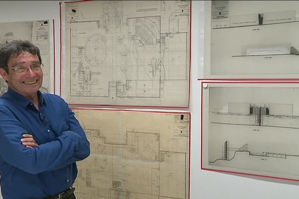 L'architecte Jacques Millet devant les plans du Mémorial de Caen