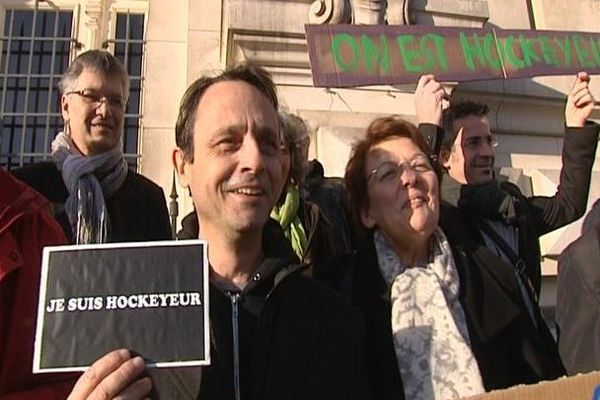 Des élus de l'agglomération de Tours manifestent contre la réfection d'un terrain de sport, le 9 février, devant la mairie de 'Tours.