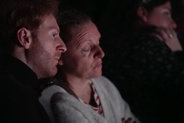 Jordan murmure à l'oreille d'Isabelle, malvoyante, pendant la pièces Otages, au théâtre de la Croix-Rousse