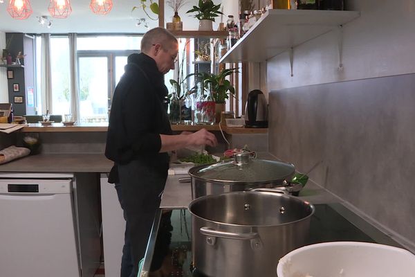 À La Souterraine, Marie Schabat prépare des repas 100% végétariens dans un restaurant inédit qui propose des cours de yoga.