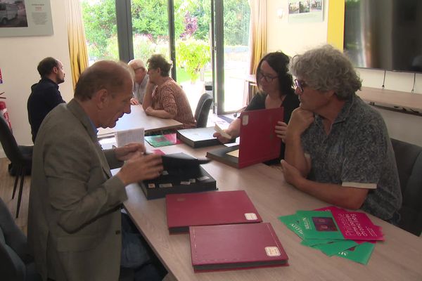 Daniel Berrous est expert en philatélie. Il est venu gratuitement à Angoulême.