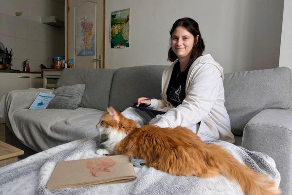 Anaëlle, 21 ans, dans son domicile à Bessan (Hérault).