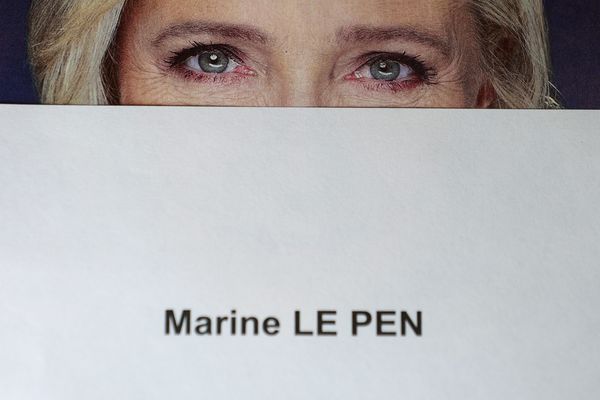 Bulletin de vote et le portrait de la candidate Marine Le Pen, candidate du Rassemblement National, qualifiée pour le second tour de l'élection présidentielle 2022 du 24 avril, face à Emmanuel Macron.